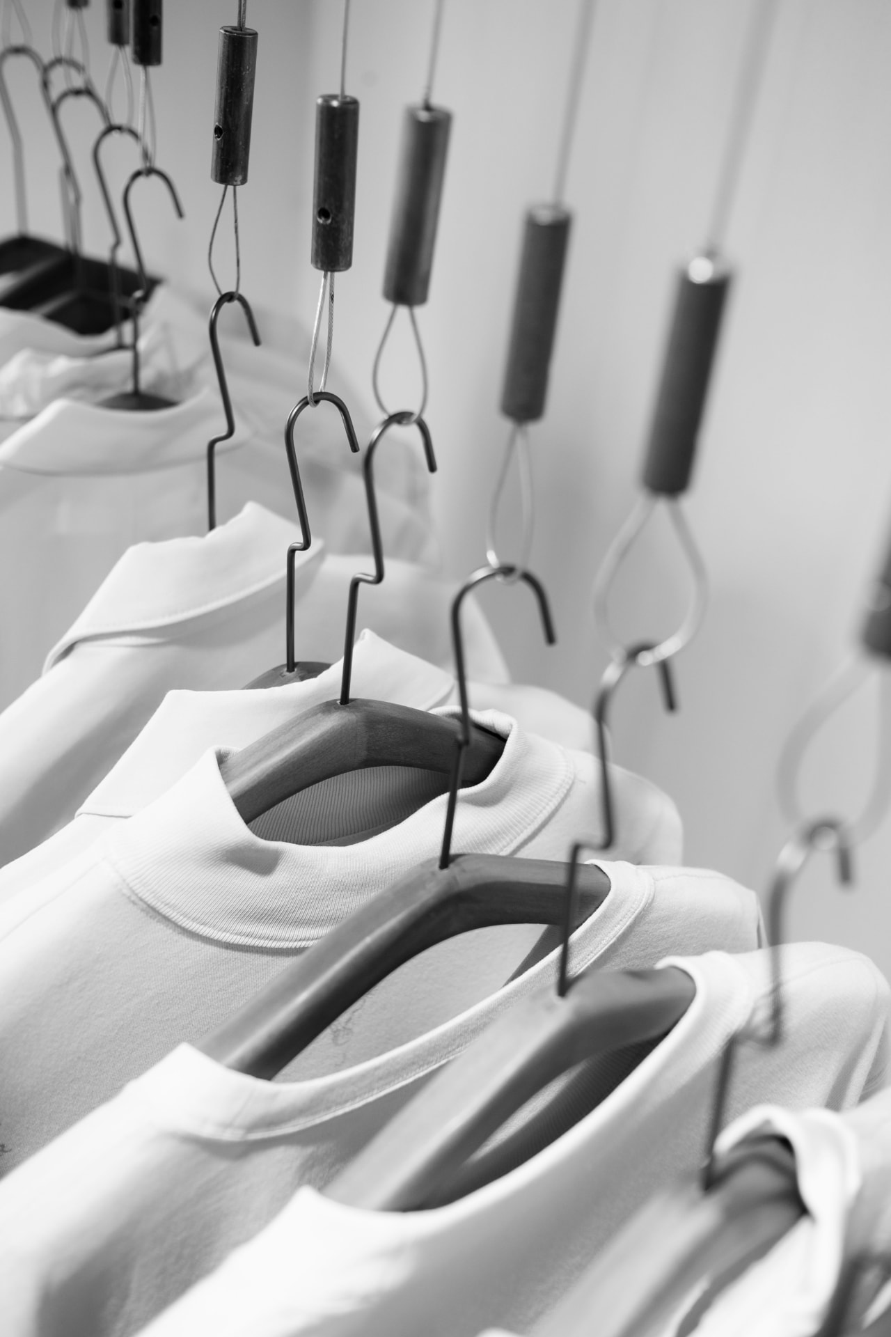 Uniformes suspendus sur des cintres