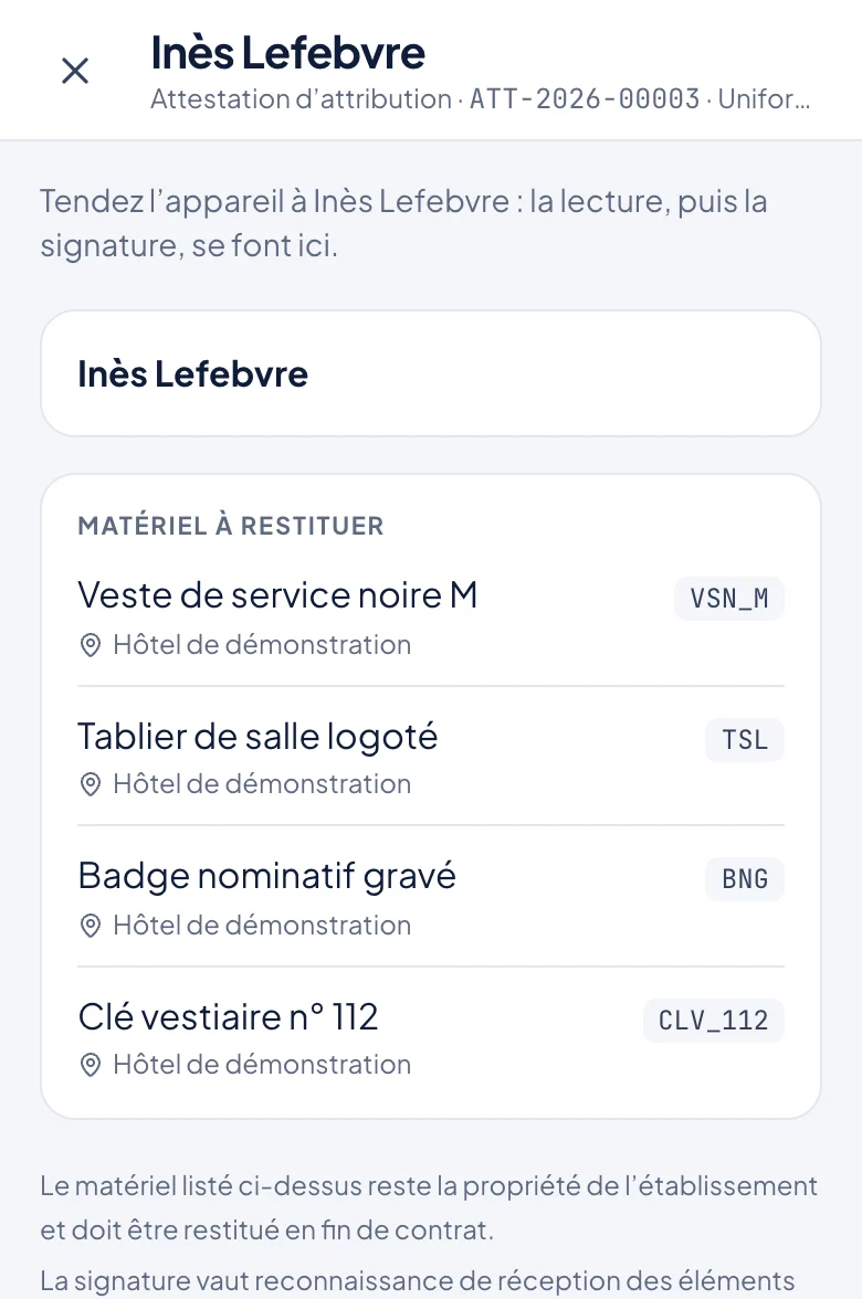 Attestation d’attribution MyDotation à signer sur mobile : veste de service, tablier, badge nominatif et clé de vestiaire remis à Inès Lefebvre